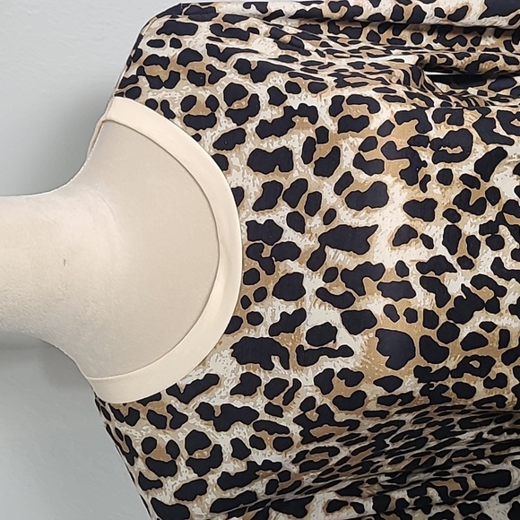 Longsleeve Leopard Print T-Shirt with Beige Neckline, Size Medium - Picture 2 of 8